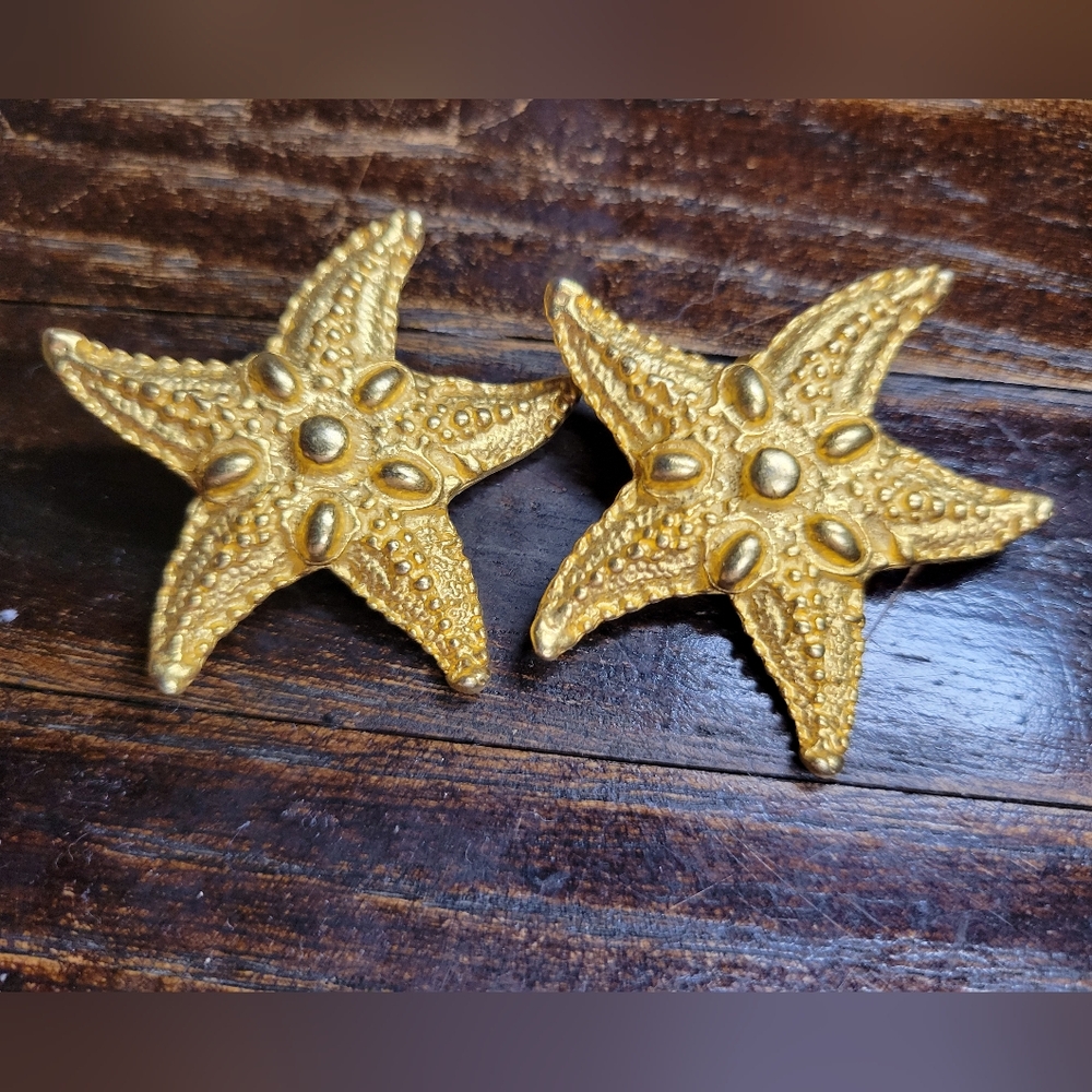 vintage 80s gold carved starfish clip on earrinfs